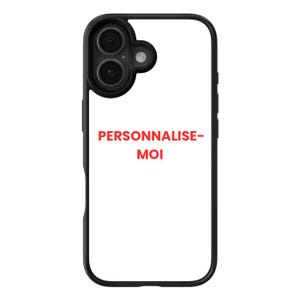 Op de afbeelding: Een witte smartphonehoes met een zwarte rand en een zwarte camerabehuizing. De tekst "PERSONNALISE-MOI" is in het rood in het midden van de hoes gedrukt. Het ontwerp heeft een uitsparing voor een dubbele camera in de linkerbovenhoek.