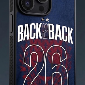 Peut inclure: Une coque de smartphone noire avec un fond bleu texturé, le texte blanc BACK 2 BACK, le nombre 26 et l'inscription CHAMPIONS D'EUROPE. Deux petites étoiles blanches sont situées au-dessus du texte et un emblème rouge est visible.