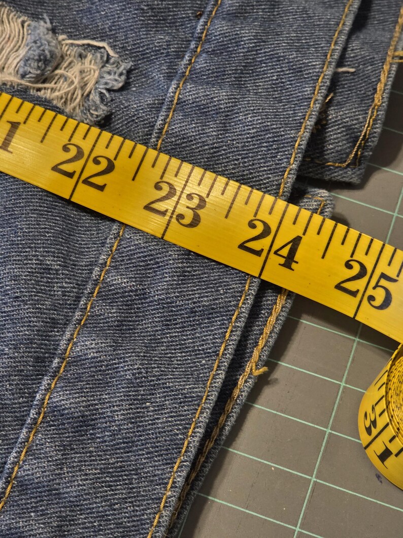 Women's Distressed Denim Jean Jacket - Embellished Kansas City Chief's - Size Large bild 7