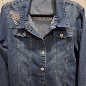 Women's Distressed Denim Jean Jacket - Embellished Kansas City Chief's - Size Large bild 10