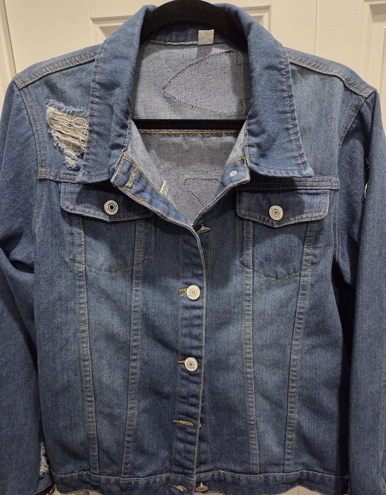 Women's Distressed Denim Jean Jacket - Embellished Kansas City Chief's - Size Large bild 10