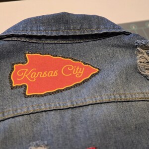 Women's Distressed Denim Jean Jacket - Embellished Kansas City Chief's - Size Large bild 5