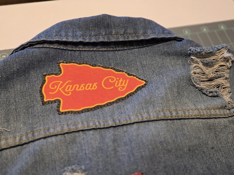 Women's Distressed Denim Jean Jacket - Embellished Kansas City Chief's - Size Large bild 5