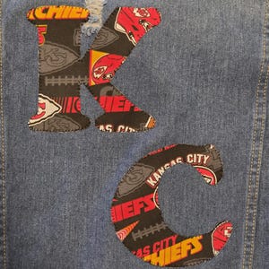 Women's Distressed Denim Jean Jacket - Embellished Kansas City Chief's - Size Large bild 4
