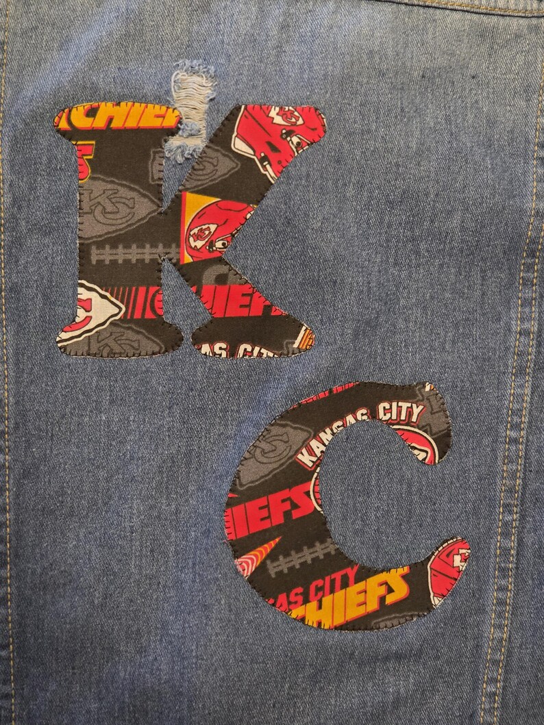 Women's Distressed Denim Jean Jacket - Embellished Kansas City Chief's - Size Large bild 4
