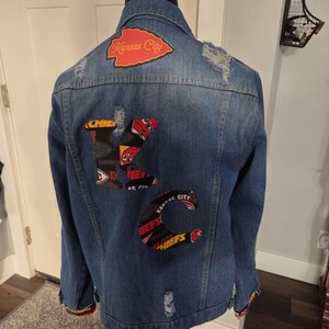 Women's Distressed Denim Jean Jacket - Embellished Kansas City Chief's - Size Large bild 3