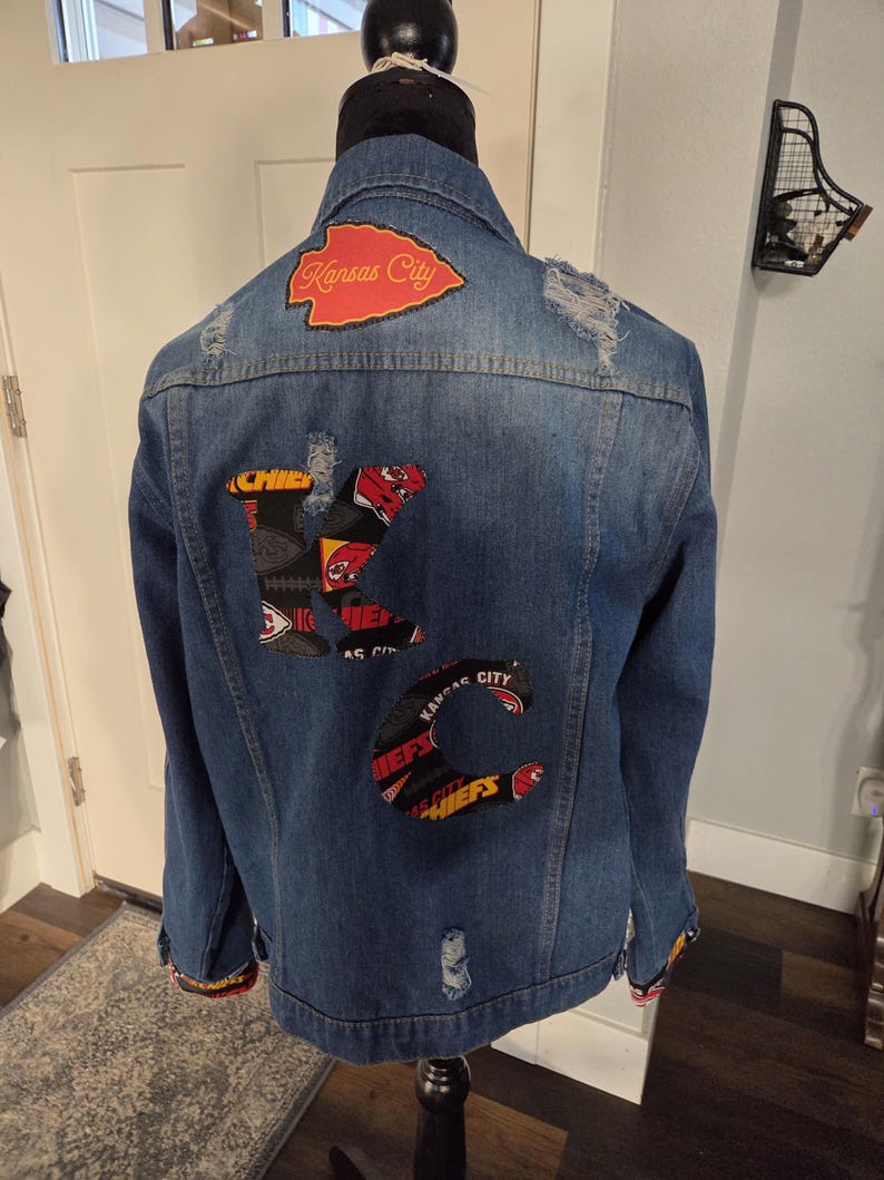 Women's Distressed Denim Jean Jacket - Embellished Kansas City Chief's - Size Large bild 3