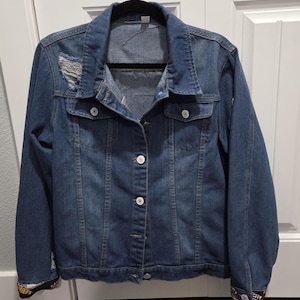 Women's Distressed Denim Jean Jacket - Embellished Kansas City Chief's - Size Large bild 2