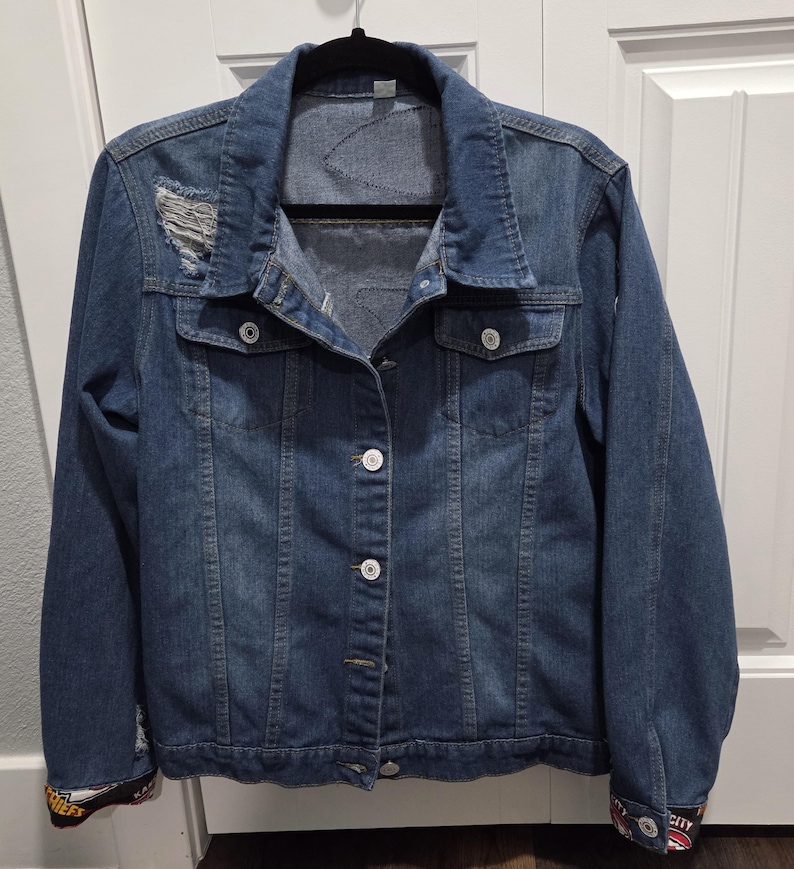 Women's Distressed Denim Jean Jacket - Embellished Kansas City Chief's - Size Large bild 2