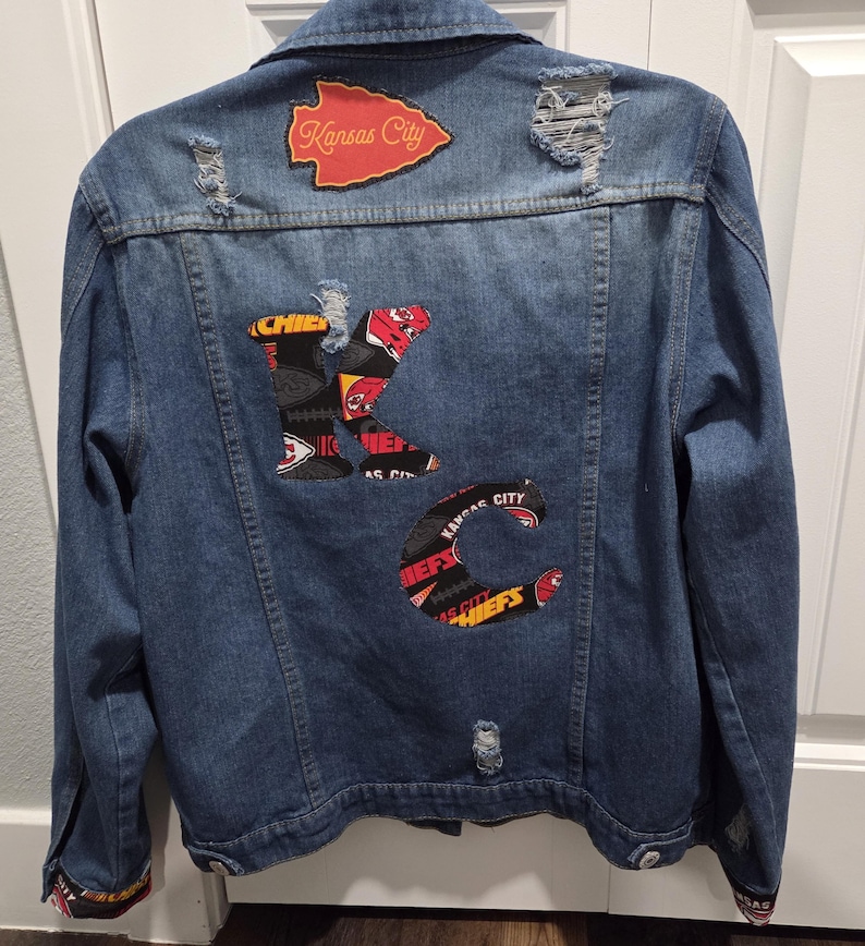 Women's Distressed Denim Jean Jacket - Embellished Kansas City Chief's - Size Large bild 1