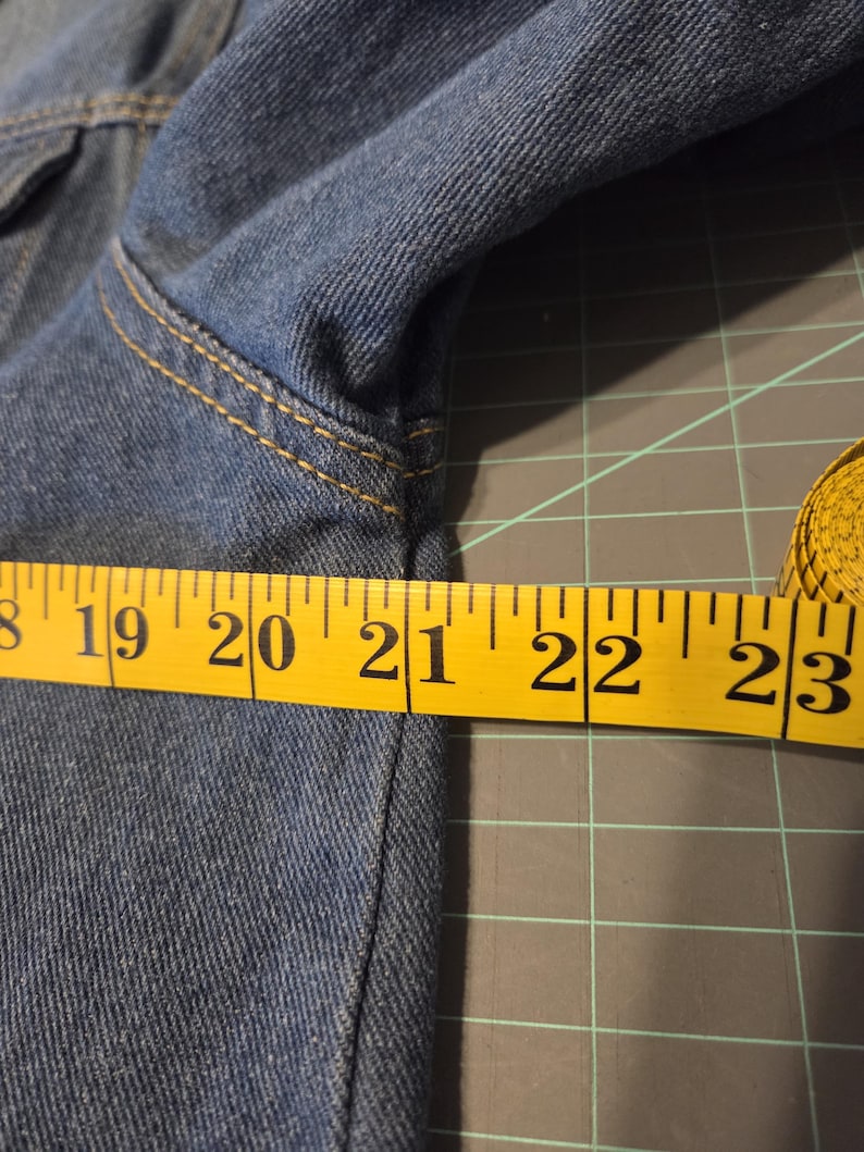 Women's Distressed Denim Jean Jacket - Embellished Kansas City Chief's - Size Large bild 8