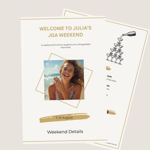 Könnte beinhalten: Eine weiße Einladungskarte mit goldenen Rändern und dem Text Welcome to Julia's JGA Weekend, 7.-9. August, sowie Weekend Details. Sie enthält ein zentrales Foto einer lächelnden Person und eine grafische Illustration eines Champagnerturms.