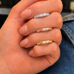 Metal options: white, rose and yellow gold