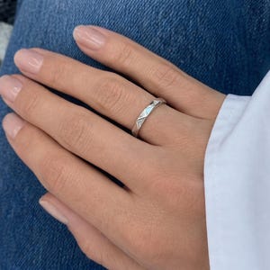 Gefacetteerde pavé diamanten trouwring / in het laboratorium gekweekte stapelring / Geometrisch 14k witgouden eeuwigheid / Cadeau voor haar afbeelding 3