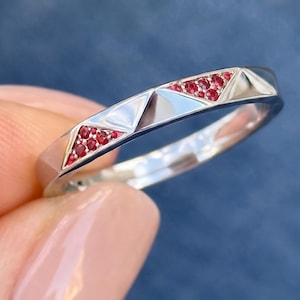 Alliance pavée de rubis à facettes / Bagues empilables de laboratoire / Éternité géométrique en or blanc 14 carats / Cadeau avec pierre rouge