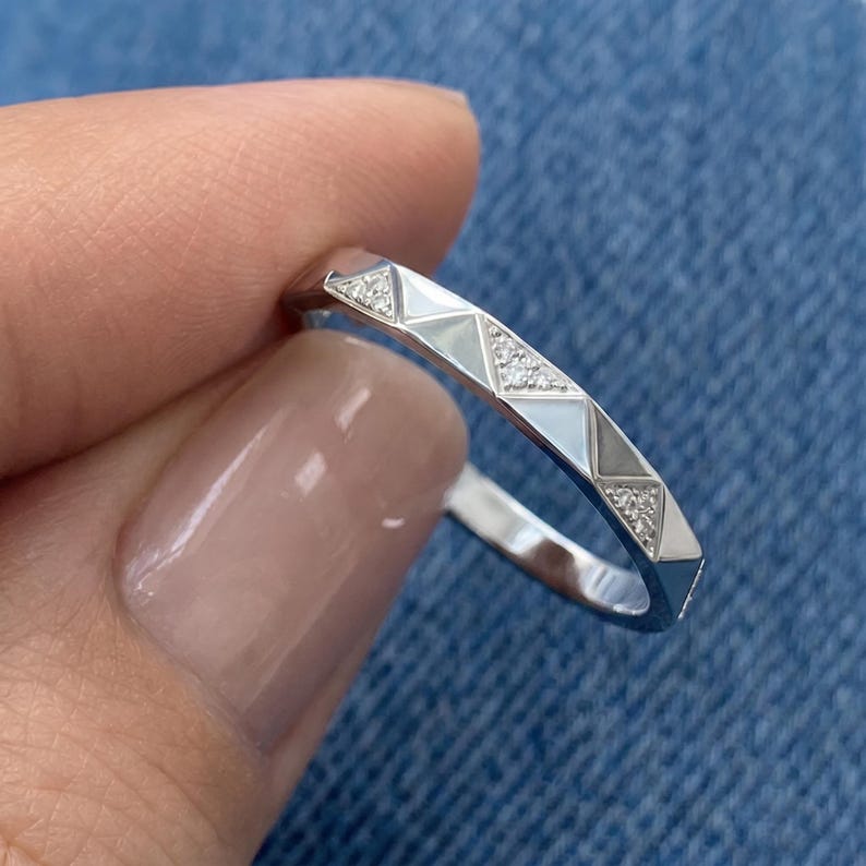 Gefacetteerde pavé diamanten trouwring / in het laboratorium gekweekte stapelring / Geometrisch 14k witgouden eeuwigheid / Cadeau voor haar afbeelding 5
