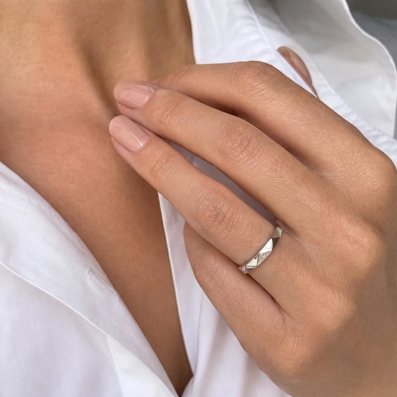 Gefacetteerde pavé diamanten trouwring / in het laboratorium gekweekte stapelring / Geometrisch 14k witgouden eeuwigheid / Cadeau voor haar afbeelding 2