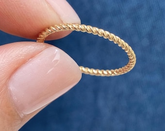 14k massief gouden ring gedraaid touw / sierlijke gevlochten trouwring / minimalistische stapelbare jubileumsieraden / cadeau voor haar