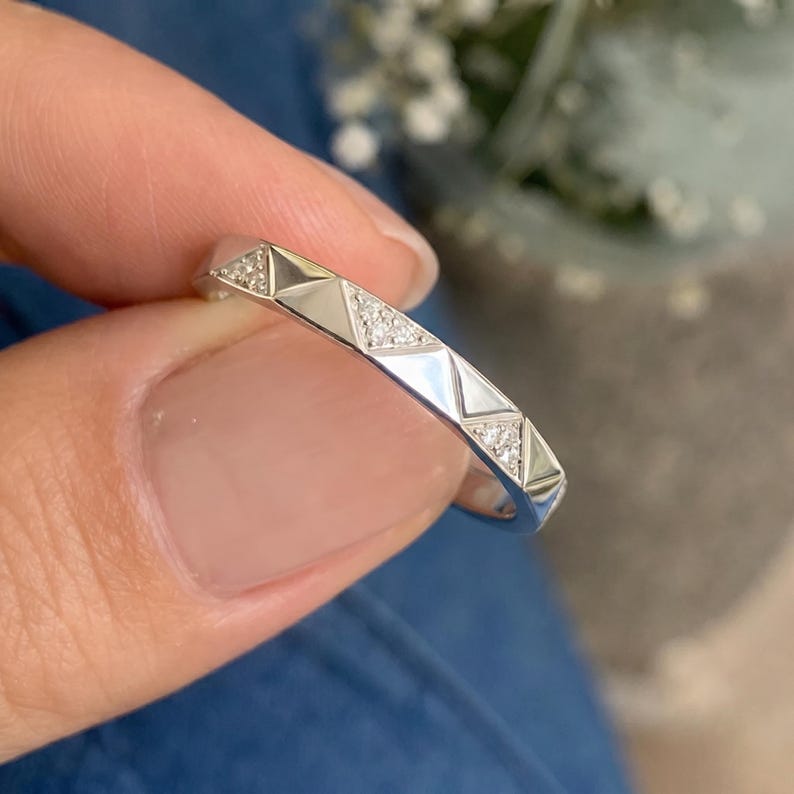 Gefacetteerde pavé diamanten trouwring / in het laboratorium gekweekte stapelring / Geometrisch 14k witgouden eeuwigheid / Cadeau voor haar afbeelding 8