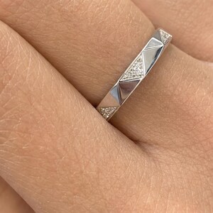 Gefacetteerde pavé diamanten trouwring / in het laboratorium gekweekte stapelring / Geometrisch 14k witgouden eeuwigheid / Cadeau voor haar afbeelding 6