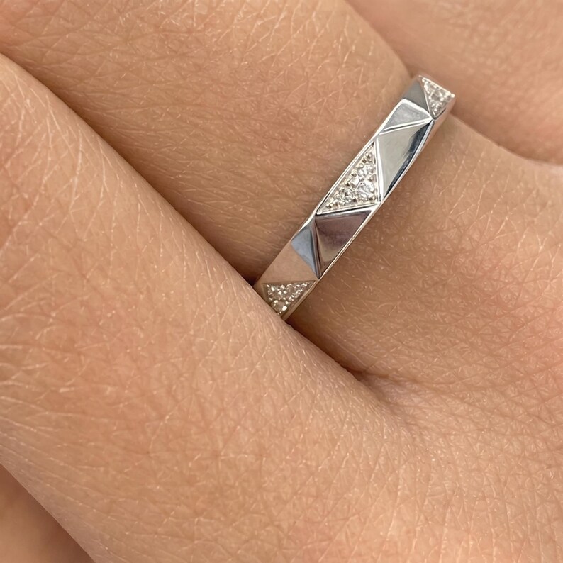 Gefacetteerde pavé diamanten trouwring / in het laboratorium gekweekte stapelring / Geometrisch 14k witgouden eeuwigheid / Cadeau voor haar afbeelding 6