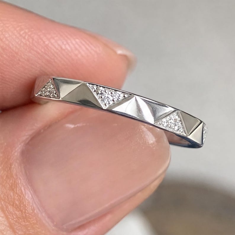 Gefacetteerde pavé diamanten trouwring / in het laboratorium gekweekte stapelring / Geometrisch 14k witgouden eeuwigheid / Cadeau voor haar afbeelding 9