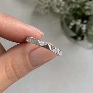 Gefacetteerde pavé diamanten trouwring / in het laboratorium gekweekte stapelring / Geometrisch 14k witgouden eeuwigheid / Cadeau voor haar afbeelding 7