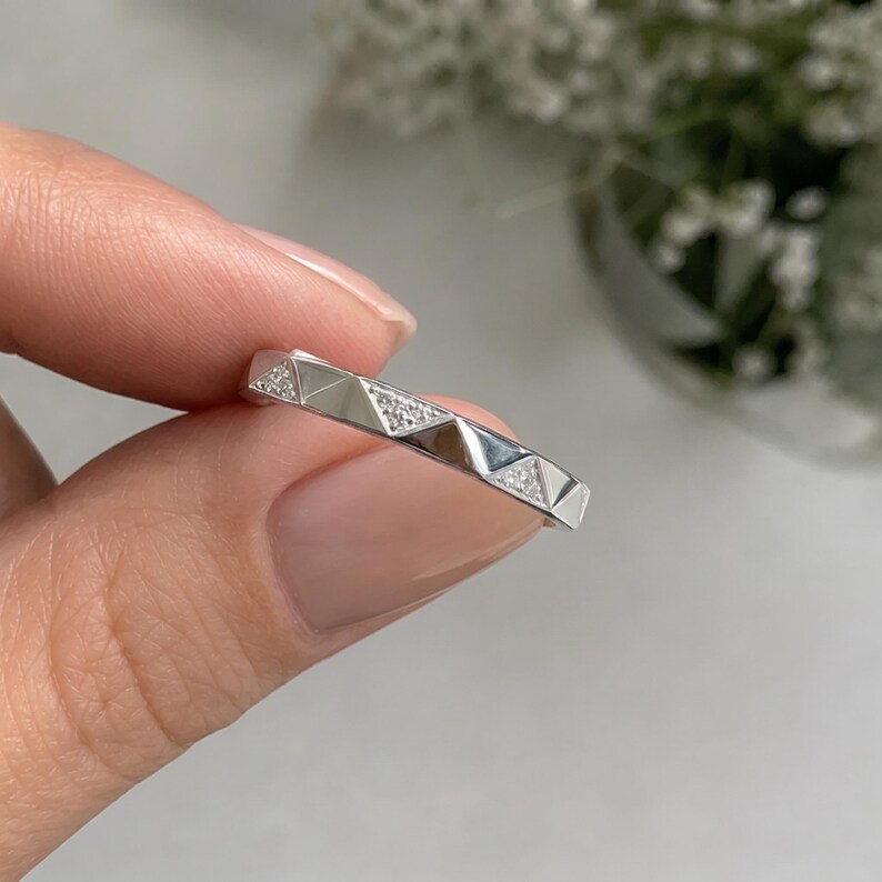 Gefacetteerde pavé diamanten trouwring / in het laboratorium gekweekte stapelring / Geometrisch 14k witgouden eeuwigheid / Cadeau voor haar afbeelding 7