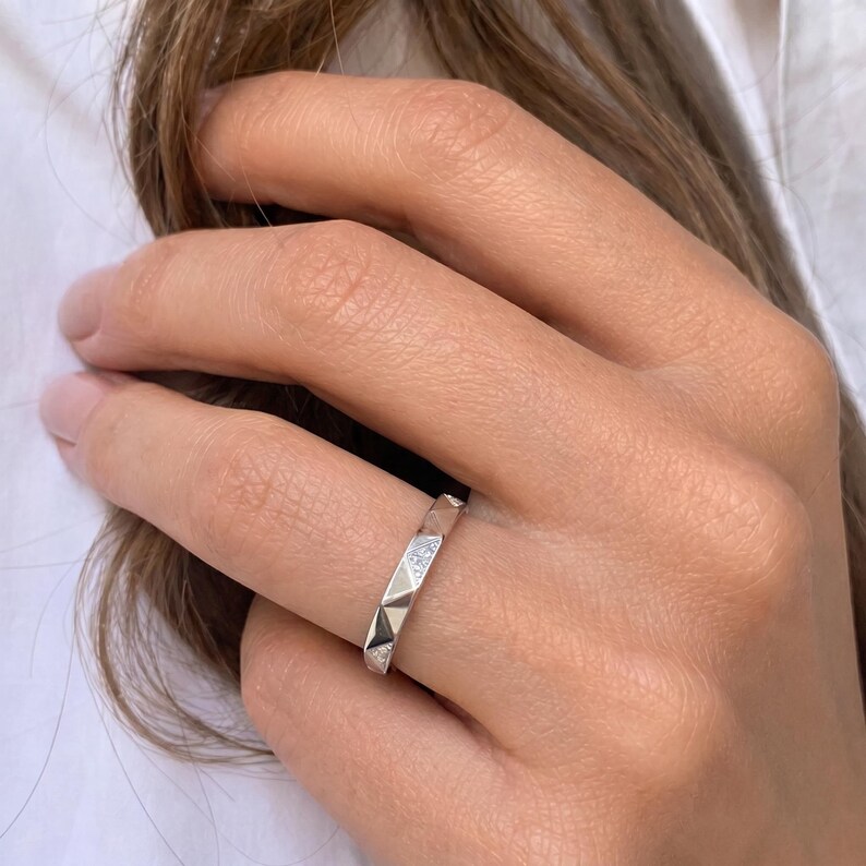 Gefacetteerde pavé diamanten trouwring / in het laboratorium gekweekte stapelring / Geometrisch 14k witgouden eeuwigheid / Cadeau voor haar afbeelding 4