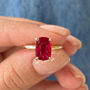 Anello con rubino sintetico da 3 carati / Anello di fidanzamento con rubino a cuscino allungato da 3 carati / Solitario con gemma rossa / Anello sottile in oro 14 carati