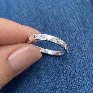 Gefacetteerde pavé diamanten trouwring / in het laboratorium gekweekte stapelring / Geometrisch 14k witgouden eeuwigheid / Cadeau voor haar afbeelding 1