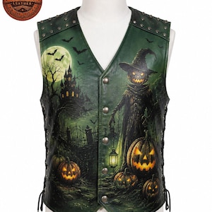 Puede incluir: Un chaleco de cuero verde con una escena detallada de Halloween que incluye un castillo encantado, luna llena, murciélagos y un espantapájaros entre calabazas brillantes. El chaleco tiene cuello en V, cinco botones metálicos y cordones laterales.