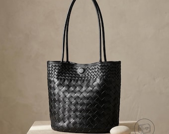 Borsa a secchiello in pelle di agnello intrecciata, borsa a tracolla minimalista di grande capacità, borsa tote in morbida pelle intrecciata, borsa elegante e discreta per tutti i giorni.
