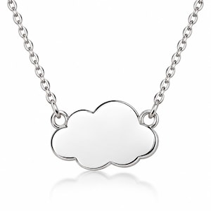 Op de afbeelding: Een zilverkleurige ketting met een gladde, gepolijste wolk-vormige hanger aan een fijne schakelketting. De hanger heeft een afgeronde, geschulpte rand en een reflecterend oppervlak, verbonden aan de ketting door twee kleine ronde ringetjes.