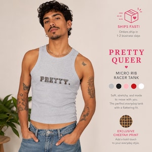 以下が含まれることがあります： 胸元に茶色と黒のチーター柄で「PRETTY」という文字がプリントされた、ライトグレーのマイクロリブ・レーサーバック・タンクトップ。このタンクトップは、ラウンドネックで袖のないデザインで、柔らかく伸縮性のある生地で作られています。