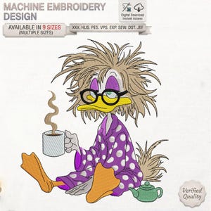 Könnte beinhalten: Ein Maschinenstickdesign mit einer Cartoon-Ente mit zerzaustem Haar, die einen violetten Schlafanzug mit weißen Punkten und eine schwarze Brille trägt und eine dampfende Kaffeetasse hält. Eine kleine grüne Teekanne steht daneben.