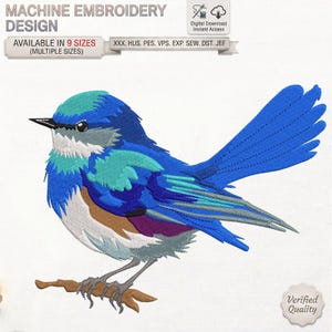 Op de afbeelding: Een machineborduurontwerp met een blauwe vogel met turquoise, witte en paarse accenten zittend op een bruine tak. De tekst luidt MACHINE EMBROIDERY DESIGN, AVAILABLE IN 9 SIZES, Digital Download Instant Access en XXX. HUS. PES. VPS. EXP. SEW. DST. JEF.