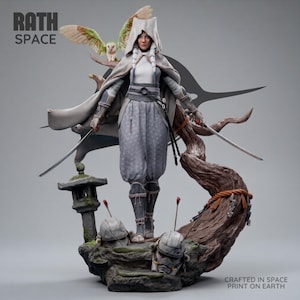 Pode incluir: Uma estatueta detalhada de um guerreiro encapuzado com capa branca e calças cinzentas estampadas, segurando duas espadas. Uma coruja pousa num ramo atrás da figura, que se encontra sobre uma base rochosa com uma lanterna de pedra e dois capacetes.