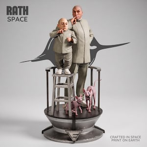 Pode incluir: Uma estátua detalhada com duas figuras em ternos cinzentos combinando, uma em pé em um pequeno banquinho. Dois gatos Sphynx rosa estão por perto. A estátua está em uma base metálica com o texto "RATH SPACE" e "CRAFTED IN SPACE PRINT ON EARTH".
