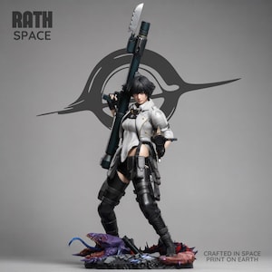Peut inclure: Une figurine de collection représentant un personnage aux cheveux courts foncés, portant une veste blanche et un équipement tactique noir, tenant une longue arme avec une lame. La base montre une créature violette. Texte RATH SPACE et CRAFTED IN SPACE PRINT ON EARTH.