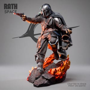 Puede incluir: Una figura detallada de un guerrero blindado con casco plateado y traje oscuro, sosteniendo un bláster con punta roja brillante. La figura se alza sobre una base rocosa con llamas naranjas, incluyendo el texto RATH SPACE y CRAFTED IN SPACE PRINT ON EARTH.
