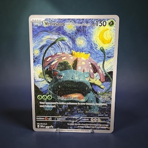 Op de afbeelding: Een rechthoekige ruilkaart met een illustratie van het personage Venusaur, geïnspireerd op het schilderij De Sterrennacht. De kaart toont 150 HP, een gras-energiesymbool, de aanval Solar Beam met 130 schade en tekst over de effecten.