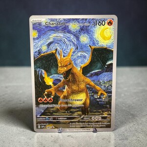 Op de afbeelding: Een rechthoekige ruilkaart met een Charizard-personage in een stijl die doet denken aan het schilderij De Sterrennacht. De kaart toont de tekst Charizard with The Starry Night, 160 HP, Flamethrower en diverse spelstatistieken zoals zwakte en terugtrekkosten.
