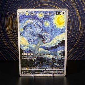 Op de afbeelding: Een rechthoekige ruilkaart met het personage Lugia in een stijl die doet denken aan het schilderij De Sterrennacht. De kaart toont de tekst Lugia with The Starry Night, 130 HP, Wind Pressure 250 en diverse spelstatistieken in witte letters.