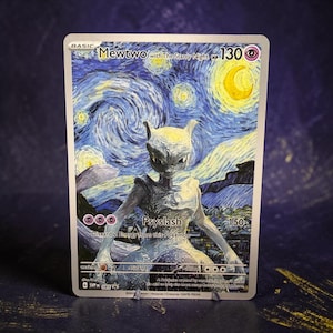 Op de afbeelding: Een Mewtwo-verzamelkaart in de stijl van De Sterrennacht. De kaart toont de naam Mewtwo with The Starry Night, 130 HP en de Psyslash-aanval. Het kunstwerk toont een wervelende blauwe en gele nachtelijke hemel achter het afgebeelde personage.