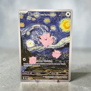 Op de afbeelding: Een Clefairy-ruilkaart met een in Starry Night geïnspireerde kunststijl en drie roze Clefairy-personages. De kaart toont de tekst Clefairy With The Starry Night, 60 HP, Moon Bathing, en bevat spelmechanica en copyrightgegevens.