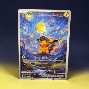 Op de afbeelding: Een rechthoekige ruilkaart met een geel Pikachu-personage dat een blauwe hoed draagt. De achtergrond is een wervelende blauwe en gele nachtelijke hemel. Tekst op de kaart bevat Pikachu With The Starry Night, 60 HP, Moon Bathing en spelregels.