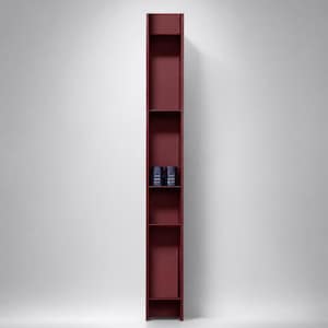 Può includere: Uno scaffale verticale alto e stretto con una finitura rosso bordeaux intenso. La struttura presenta cinque scomparti aperti impilati verticalmente, con due piccoli contenitori cilindrici blu scuro posizionati sul ripiano centrale.