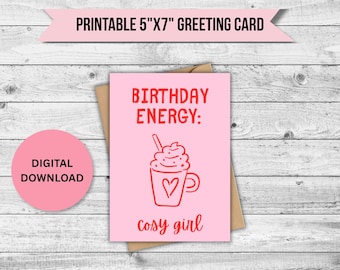 Tarjeta de cumpleaños Cosy Girl para imprimir / Tarjeta de cumpleaños con energía / Tarjeta de cumpleaños divertida para descargar / Tarjeta de felicitación con estética rosa / Descarga instantánea