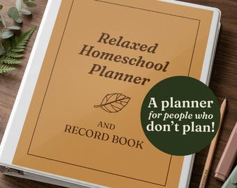 Może przedstawiać: Biały segregator z trzema pierścieniami i beżową okładką z napisem Relaxed Homeschool Planner AND RECORD BOOK oraz ilustracją liścia. Ciemnozielone koło zawiera tekst A planner for people who don't plan!